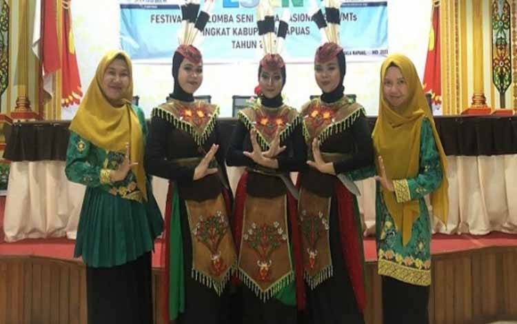 Grup Tari MTsN 1 Kapuas meraih prestasi di ajang FLS2N tingkat kabupaten. (FOTO: IST)