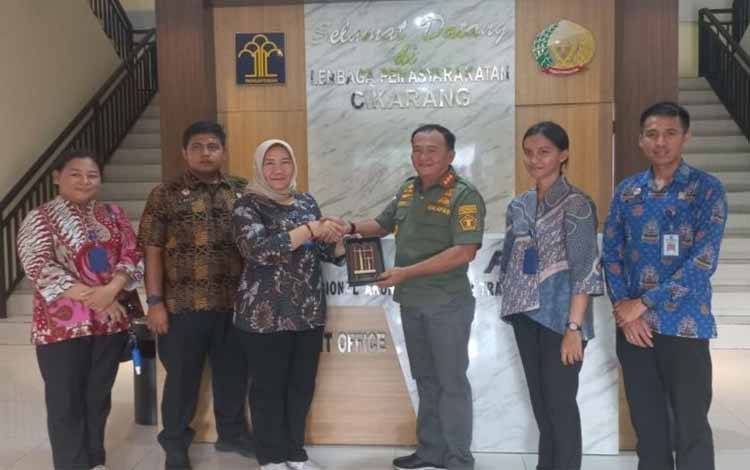 Kalapas Perempuan Kelas IIA Palangka Raya Sri Astiana saat menerima cinderamata dari, Kalapas Kelas IIA Cikarang S.E.G Johanes (FOTO : LAPAS PEREMPUAN KELAS IIA PALANGKA RAYA)