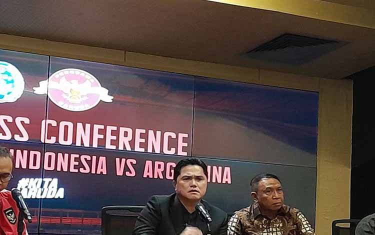 Ketua Umum Persatuan Sepak Bola Seluruh Indonesia (PSSI) Erick Thohir (dua dari kiri) dalam acara konferensi pers di media center Stadion Utama Gelora Bung Karno, Jakarta, Senin (29/5/2023). ANTARA/Fajar Satriyo