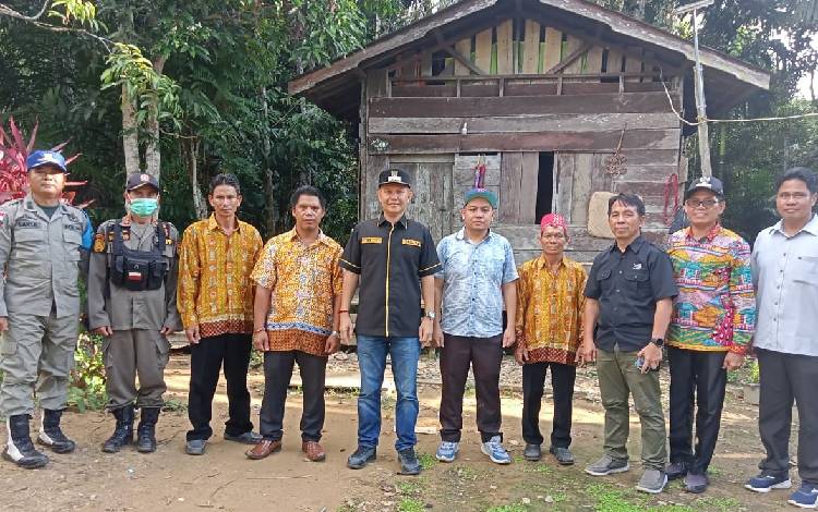 Bupati Gunung Mas Jaya S Monong (tengah) bersama dengan Anggota DPRD Gunung Mas Evandi dan lainnya ketika meninjau rumah warga di Desa Tumbang Ponyoi Kecamatan Kahut yang tidak layak huni. (FOTO: IST)