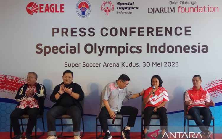 Program Director Bakti Olahraga Djarum Foundation Yoppy Rosimin tengah menyemangati salah satu atlet Tim Special Olympics Indonesia (SOIna) yang akan berlaga di ajang Special Olympics World Summer Games (SOWSG) di Berlin, Jerman, saat gelar press conference di Supersoccer Arena Rendeng, Kudus, Selasa (30/5/2023). (ANTARA/Akhmad Nazaruddin Lathif)