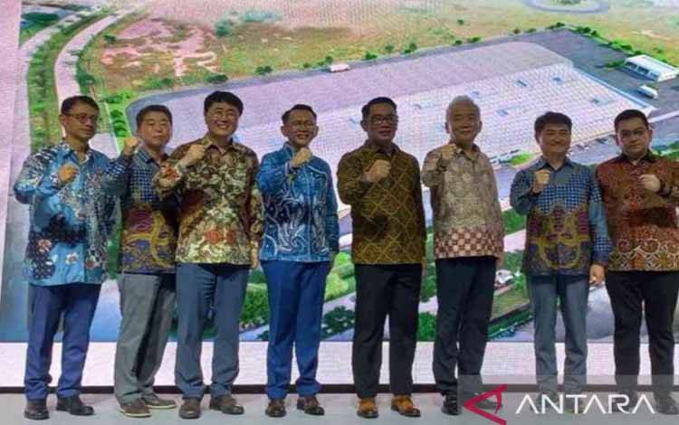 Gubernur Jawa Barat (Jabar) M Ridwan Kamil (keempat dari kanan) dan Penjabat Bupati Bekasi Dani Ramdan (keempat dari kiri) menghadiri peletakan batu pertama pembangunan pabrik baterai mobil listrik Hyundai Energy Indonesia, di Kawasan Industri GIIC Cikarang, Rabu (31/5/2023). ANTARA/Pradita Kurniawan Syah
