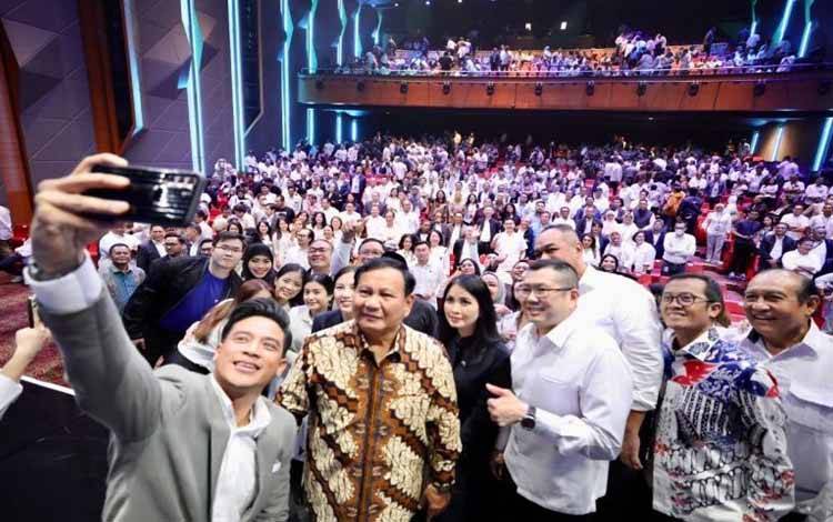 Menteri Pertahanan Prabowo Subianto melayani permintaan foto bersama seusai menjadi pembicara dalam MNC Forum LXX di Jakarta, Selasa (30/5/2023). (ANTARA/HO-Tim Media Prabowo Subianto.)