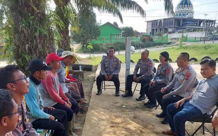 Kapolres Lamandau AKBP Bronto Budiyono saat melaksanakan program Jumat Curhat di Desa Bukit Raya, Kecamatan Belantikan Raya. (FOTO : HENDI NURFALAH)
