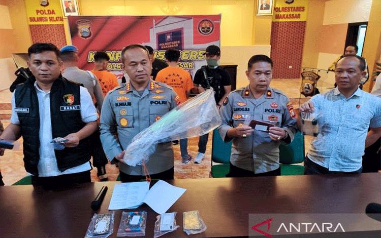 Kapolrestabes Makassar Kombes Polisi Mokhamad Ngajib (dua kiri) beserta jajarannya menunjukkan barang bukti parang saat rilis pengungkapan kasus di aula kantor Polrestabes Makassar, Sulawesi Selatan, Jumat (2/6/2023). ANTARA/Darwin Fatir.
