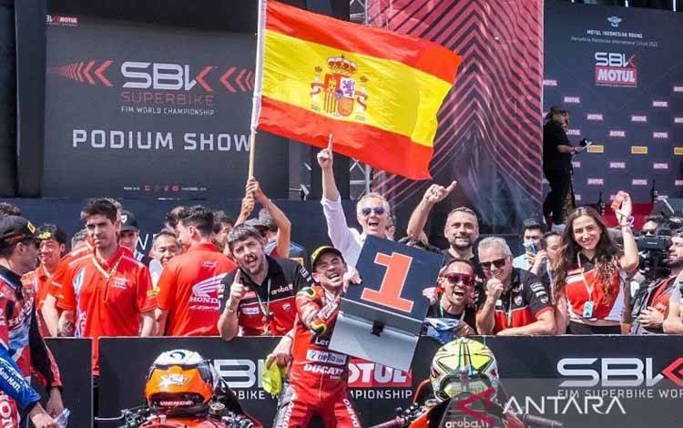 Pembalap Ducati asal Spanyol Alvaro Bautista berhasil meraih podium utama pada balapan seri kedua World Superbike 2023, di Pertamina Mandalika International Circuit, NTB, Minggu (5/3/2023). (ANTARA/HO-Humas Kemenparekraf.)