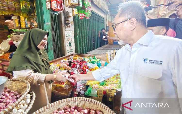 Mendag Zulkifli Hasan membeli minyak goreng di Pasar Besar Kota Palangka Raya untuk kemudian dibagikan kepada masyarakat, Sabtu, (3/6/2023). (ANTARA/Muhammad Arif Hidayat)