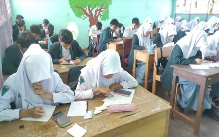 Peserta didik MAN Kapuas saat laksanakan PAT, baru-baru ini. (FOTO: IST)