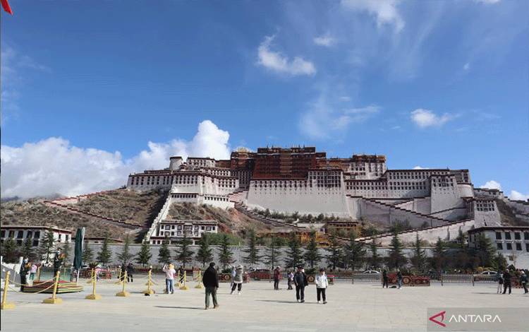 Sejumlah wisatawan menikmati pemandangan di taman depan Istana Potala yang dikenal sebagai ikon Kota Lasha, Daerah Otonomi Tibet, China, Sabtu (20/5/2023). Istana yang dibangun oleh Raja Tibet Songsten Gampo pada abad ke-7 Masehi yang dulunya menjadi singgasana para Dalai Lama dari periode ke periode sekaligus salah satu tempat suci umad Buddha di atas ketinggian 3.500 mdpl itu kini menjadi museum yang menyimpan benda-benda peninggalan kuno, seperti patung Buddha, stupa, dan tempat persembahan.