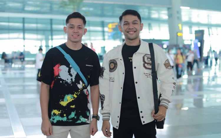 Ganda putra Fajar Alfian/Muhammad Rian Ardianto jelang keberangkatan ke Singapore Open 2023 di Bandar Udara Internasional Soekarno-Hatta, Banten, Minggu. (ANTARA/HO-PP PBSI)