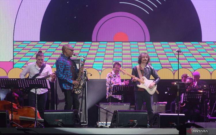 Sesi "Tribute to Bob James" pada perhelatan The Jakarta International BNI Java Jazz Festival 2023 ke-18, Minggu (4/6). (ANTARA/Ahmad Faishal)