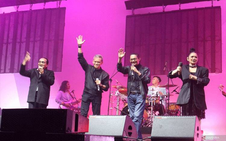 Empat musisi legendaris Tanah Air, Deddy Dhukun (kiri), Fariz RM (kedua dari kiri), Mus Mujiono (kedua dari kanan), Vina Panduwinata (kanan), tampil di atas panggung Java Jazz Festival 2023, di Jiexpo Kemayoran, Jakarta Pusat, Minggu (4/6). (ANTARA/Pamela Sakina)