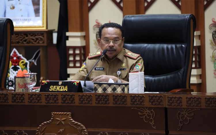 Sekretaris Daerah Kalteng Nuryakin saat menyampaikan arahan Gubernur Kalteng dalam rakor di Aula Jayang Tingang, Senin 5 Juni 2023. (FOTO: IST)