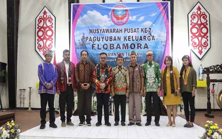 Foto bersama Staf Ahli (Sahli) Gubernur Bidang Pemerintahan, Hukum dan Politik Herson B. Aden dan beberapa pejabat dalam kegiatan Paguyuban Keluarga Flobamora di Palangka Raya. (FOTO: IST)