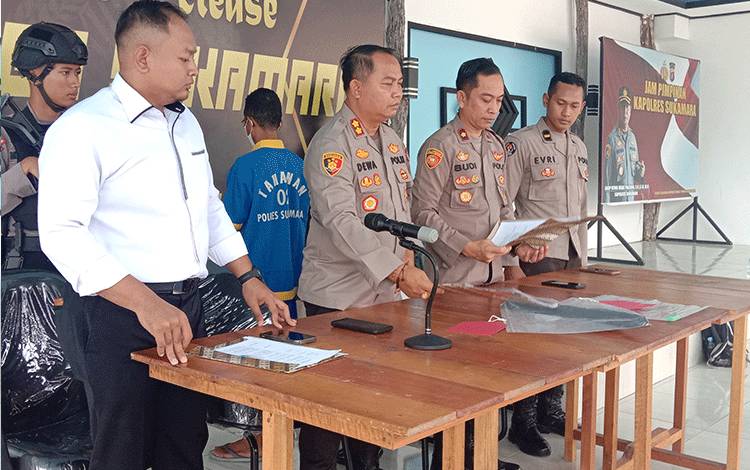 Kapolres Sukamara AKBP Dewa Made Palguna didampingi Wakapolres Sukamara dan Kasat Reskrim Polres Sukamara pada pers release pada Senin, 5 Juni 2023. (FOTO: NORHASANAH)