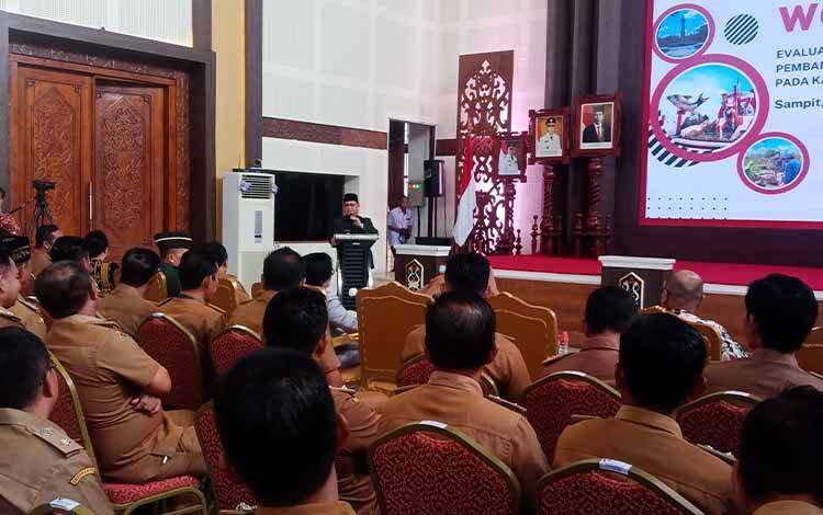 Bupati Kotawaringin Timur memberikan sambutan saat workshop bersama BPKP Provinsi Kalimantan Tengah, Senin, 5 Juni 2023. (FOTO: DEWIP)