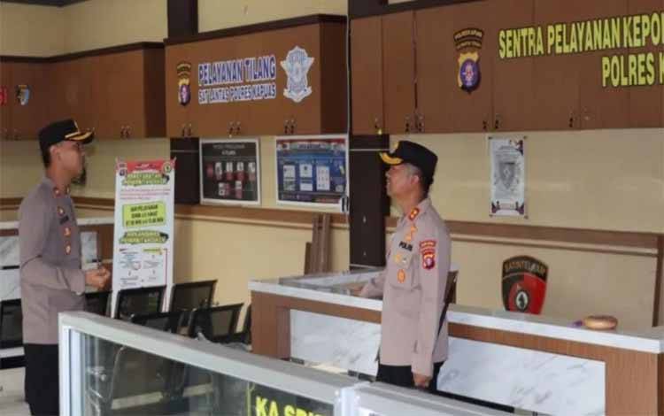 Kapolres Kapuas AKBP Kurniawan Hartono saat meninjau ruang pelayanan SPKT. (FOTO: IST)