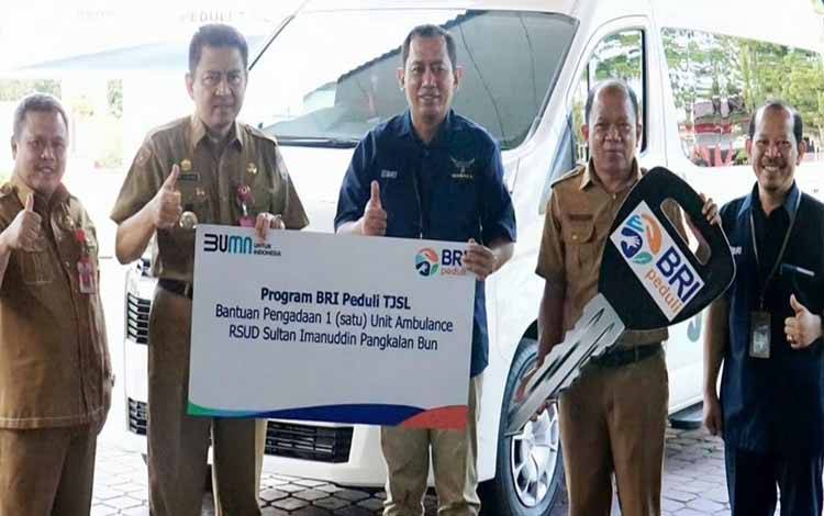 Pj Bupati Kobar Budi Santosa menerima penyerahan satu unit mobil ambulans hiace dari BRI. (Foto : ISTIMEWA)