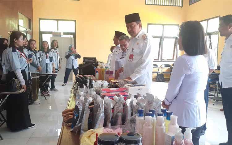 Pj Bupati Kobar, Budi Santosa saat mengunjungi salah satu pelatihan, kelas kecantikan di UPT BLK Disnakertrans Kobar, Rabu, 7 Juni 2023 (FOTO: NURITA)