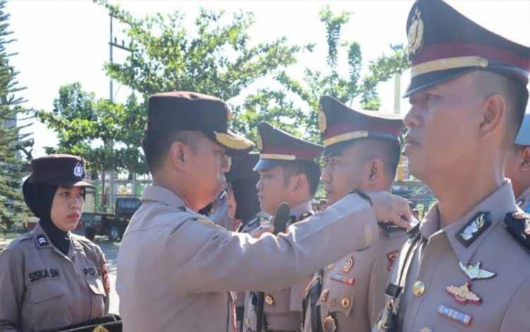Kapolres Kapuas AKBP Kurniawan Hartono memimpin serah terima jabatan tiga kapolsek,?Kamis, 8 Juni 2023. (FOTO: IST)