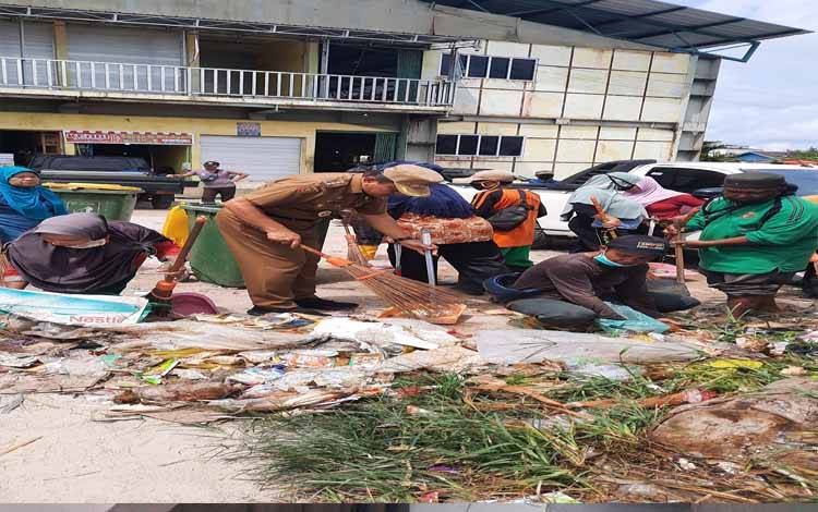 Pj Bupati Kobar Budi Santosa turut serta menyapu sampah bersama petugas kebersihan, saat meninjau pengelolaan sampah di Pasar Indra Sari Pangkalan Bun. (FOTO : DANANG)