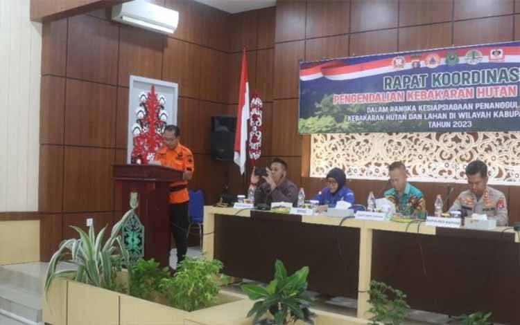Kepala Pelaksana BPBD Kapuas, Panahatan Sinaga saat paparan pada Rakor pengendalian karhutla, bertempat di Aula Bappelitbangda Kapuas, Kamis, 8 Juni 2023. (FOTO: IST)