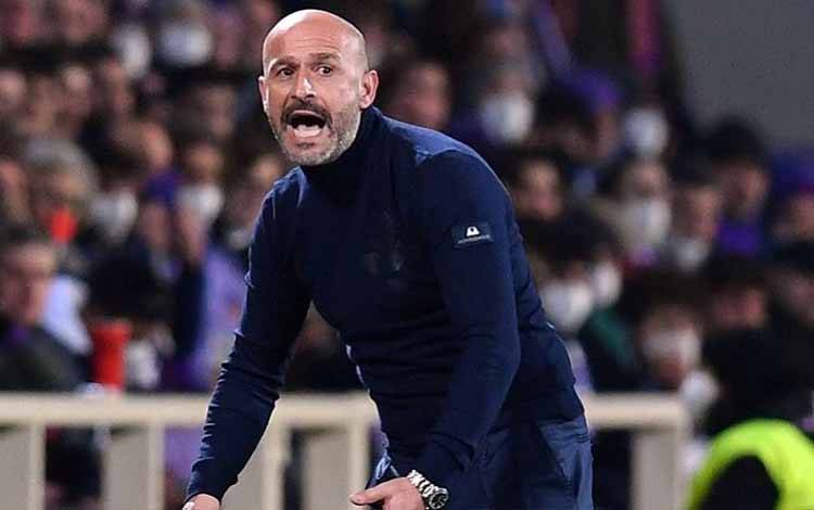 Pelatih kepala Fiorentina Vincenzo Italiano saat mendampingi timnya menghadapi Juventus dalam leg pertama semifinal Coppa Italia di Stadion Artemio Franchi, Firenze, Italia, Rabu (2/3/2022) waktu setempat. (ANTARA/REUTERS/Jennifer Lorenzini)