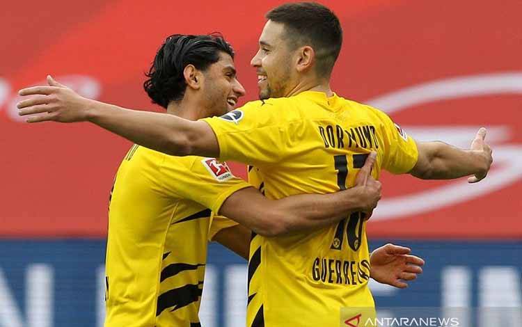 Bek sayap Borussia Dortmund Raphael Guerreiro (kanan) melakukan selebrasi bersama Mahmoud Dahoud dalam lanjutan Liga Jerman di Stadion Opel Arena, Mainz, Jerman, Minggu (16/5/2021) waktu setempat. (ANTARA/REUTERS/POOL/Daniel Roland)