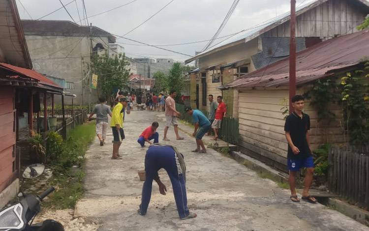 Gotong royong warga yang dilakukan di Kelurahan Mendawai untuk menjaga keindahan dan kenyamanan kota Pangkalan Bun