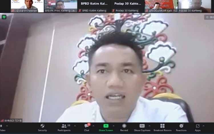 Plt. Kalaksa BPBPK Provinsi Kalteng, Ahmad Toyib saat pimpin rapat secara virtual. (FOTO: IST)?