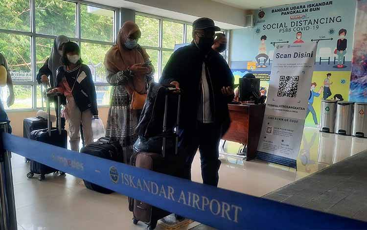 Calon penumpang di Bandara Iskandar Pangkalan Bun. (FOTO: DANANG)