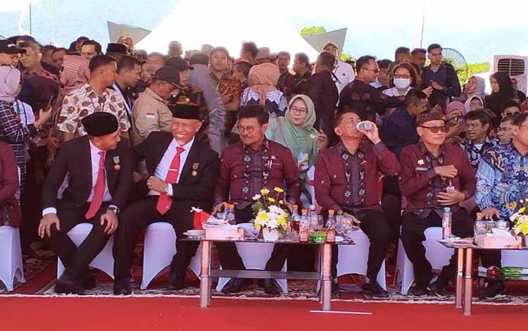 Menteri Pertanian Syahrul Yasin Limpo (lima dari kiri) saat pembukaan Penas Tani di Padang, Sabtu, (10/6/2023). ANTARA/Muhammad Zulfikar