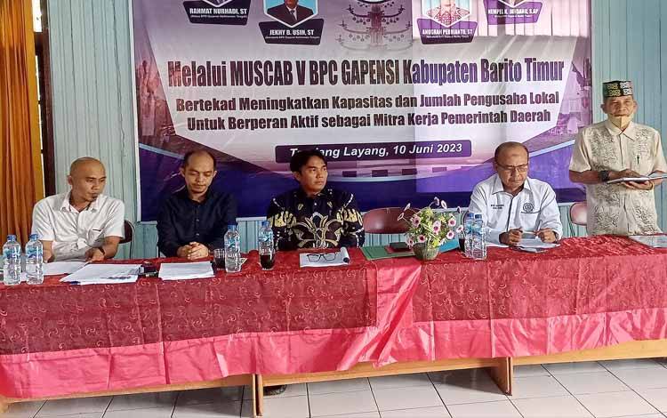 Ketua BPC Gapensi Barito Timur, Nempel K Djandang (paling kanan) memberikan sambutan pada Muscab V BPC Gapensi Barito Timur di Tamiang Layang, Sabtu, 10 Juni 2023. (FOTO: BOLE MALO)