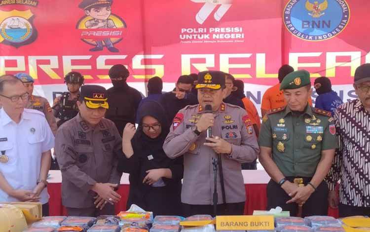 Kapolda Sulsel Irjen Pol Setyo Boedi Moempoeni (tengah) bersama jajaran didampingi Pangdam XIV Hasanuddin Mayjen TNI Totok Imam Santoso (dua kanan) Kepala Kejati Sulsel Leonard Eben Ezer Simanjuntak (dua kiri) dan Kepala BNNP Sulsel Brigjen Pol Ghiri Prawijaya (kiri) saat rilis pengungkapan kasus dan pemusnahan barang bukti tangkapan narkotika di Mapolda Sulawesi Selatan, Makassar, Kamis (8/6/2023). ANTARA/Darwin Fatir.