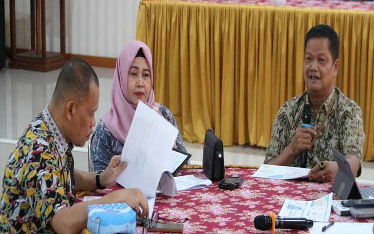 Sekda Djainuddin Noor saat memimpin rapat Forum Komunikasi Pemangku Kepentingan Utama Kabupaten Seruyan pada Semester 1 tahun 2023 (Foto ; Ist)
