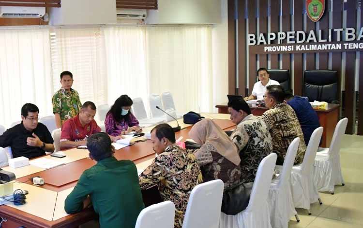 Kunjungan lima orang anggota Komisi C DPRD Kabupaten Kotawaringin Barat di Ruang Rapat Kepala Bappedalitbang Provinsi Kalteng, Jumat. (FOTO: IST)