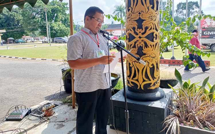 Plt Asisten I Sekda Barito Timur, Ari Panan P Lelu, saat menyampaikan laporan pelaksanaan Pilkades Serentak Barito Timur 2023 beberapa waktu lalu. (FOTO: BOLE MALO)