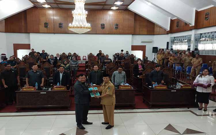 Plt Bupati Kapuas, Nafiah Ibnor saat serahkan dua Raperda pada Rapat Paripurna DPRD Kapuas, Selasa, 13 Juni 2023. (FOTO: DODI)