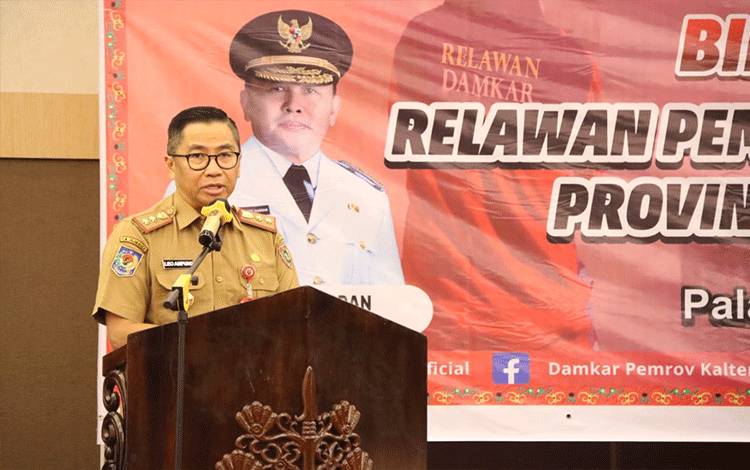 Asisten Perekonomian dan Pembangunan (Ekbang) Setda Provinsi Kalteng Leonard S. Ampung saat membuka Bimbingan Teknis (Bimtek) Relawan Pemadam Kebakaran di Hotel Best Western Batang Garing Palangka Raya, Selasa, 13 Juni 2023. (FOTO: IST)