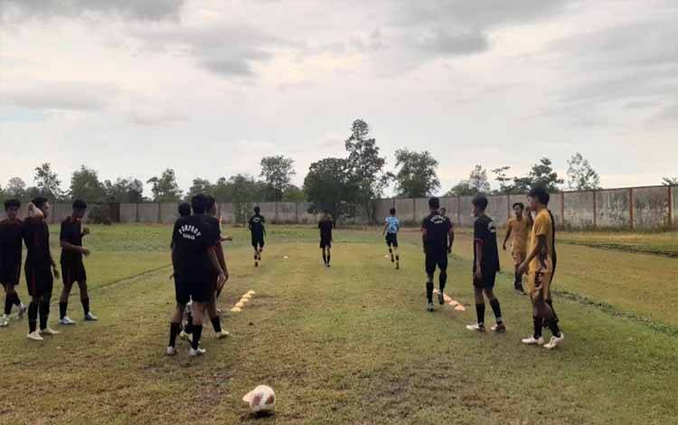 Tim Sepak Bola Porprov asal Kobar saat melakukan sesi latihan.(Foto : ISTIMEWA)