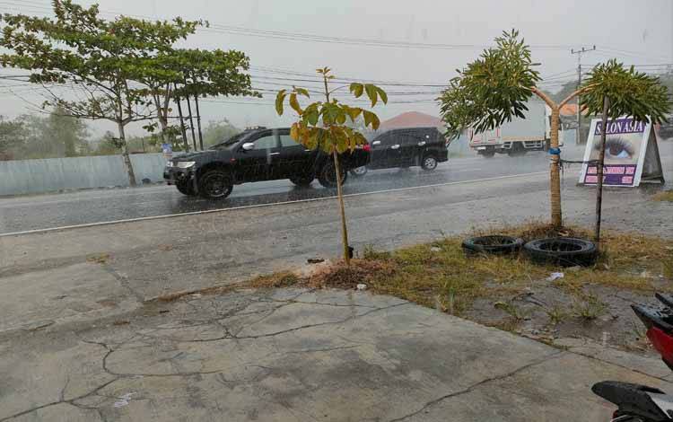Hujan di Jalan Sethadji Kelurahan Panarung Kecamatan Pahandut, Rabu 14 Juni 2023 (Foto : Pathur)