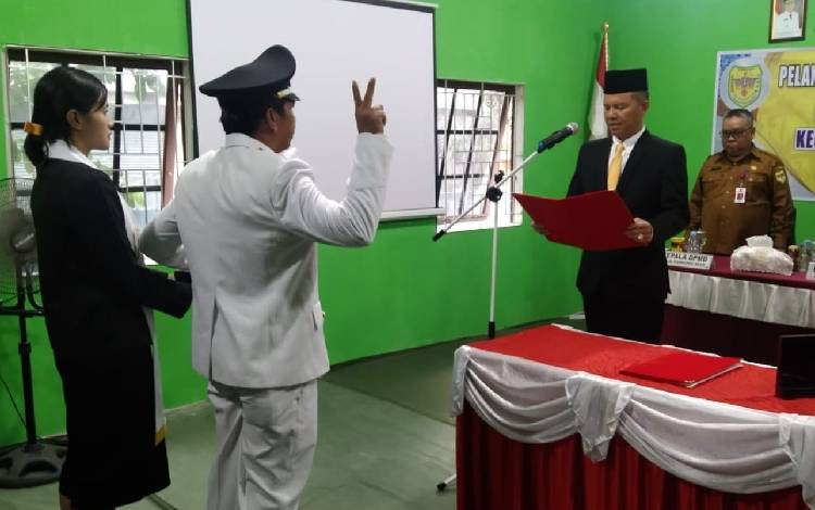 Bupati Gunung Mas Jaya S Monong saat melantik Memet Hariantor sebagai Pejabat Kepala Desa Pematang Limau, Selasa, 13 Juni 2023. (FOTO: IST)
