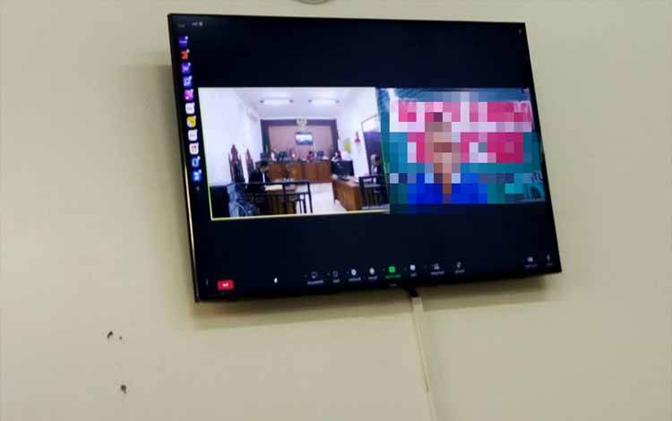 Terdakwa saat menjalani sidang virtual di Pengadilan Negeri Palangka Raya, Kamis, 15 Juni 2023 (Foto : Apriando)