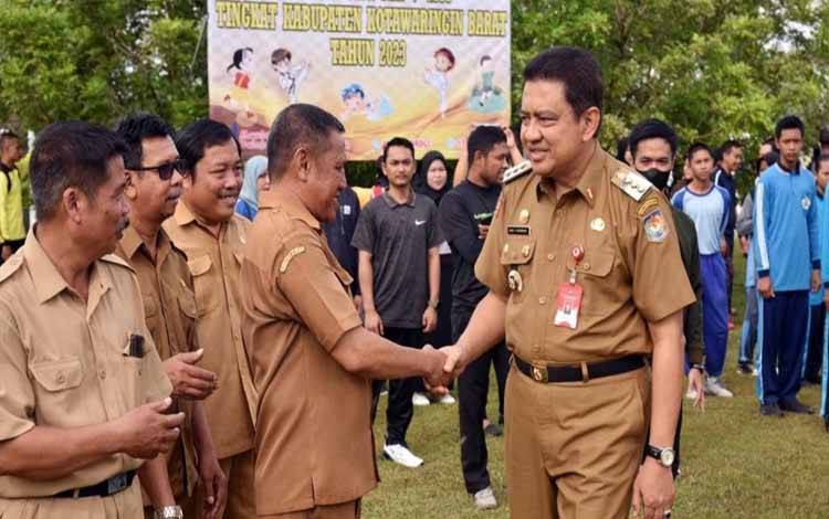 Pj Bupati Kobar Budi Santosa saat bersalaman dengan ASN dilingkup Disdikbud usia memimpin apel belum lama ini. (Foto : ISTIMEWA)