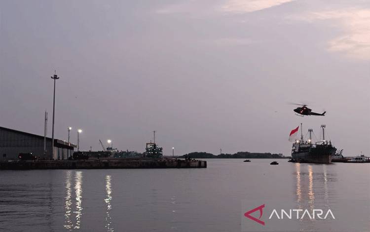 Sebuah helikopter milik TNI saat melakukan latihan pembebasan sandera di Pelabuhan Cirebon, Jawa Barat, Jumat (16/6/2023). ANTARA/Khaerul Izan