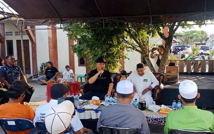 Bupati Kotawaringin Timur Halikinnor bersama warga di Jalan Metro Tv, Jumat, 16 Juni 2023. (FOTO: DEWIP)?