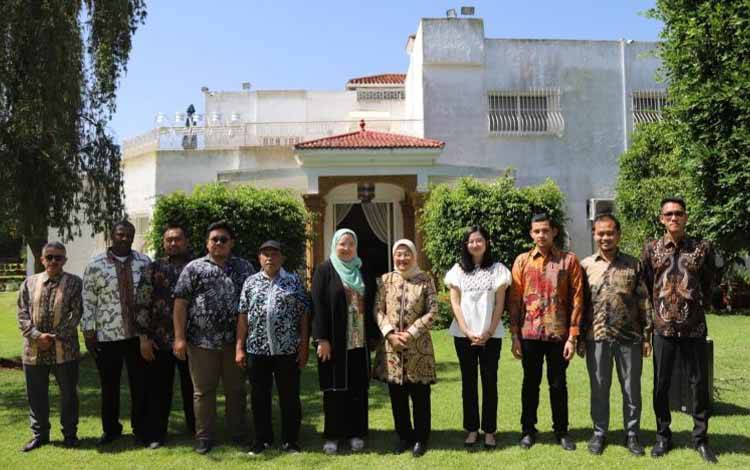 Menteri Ketenagakerjaan, Ida Fauziyah ketika melakukan pertemuan dengan Perwakilan Diaspora dan PMI di Kantor Kedutaan Besar Republik Indonesia (KBRI) Rabat, Maroko, Kamis (15/6/2023). (ANTARA/HO-Kemnaker)