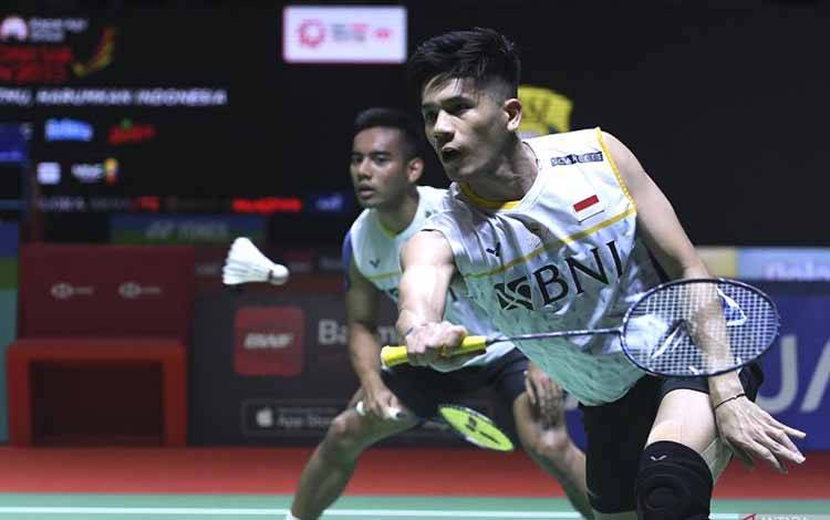Pebulu tangkis ganda putra Indonesia Pramudya Kusumawardana (kiri) dan Yeremia Erich Yoche Yacob Rambitan (kanan) mengembalikan kok ke arah lawannya pebulu tangkis ganda putra China Liang Wei Keng dan Wang Chang pada perempat final turnamen Indonesia Open 2023 di Istora Senayan, Jakarta, Jumat (16/6/2023). ANTARA FOTO/M Risyal Hidayat/tom.