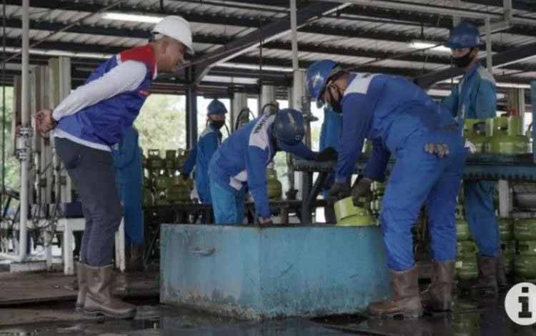 PT Pertamina Patra Niaga Regional Kalimantan melakukan pengecekan ke Stasiun Pengisian dan Penyaluran Bulk Elpiji (SPPBE) milik PT Batu Gunung Mulia di Binuang, Kabupaten Tapin dan SPBU di Kabupaten Banjar, Kalimantan Selatan. (ANTARA/HO/Humas PT Pertamina)