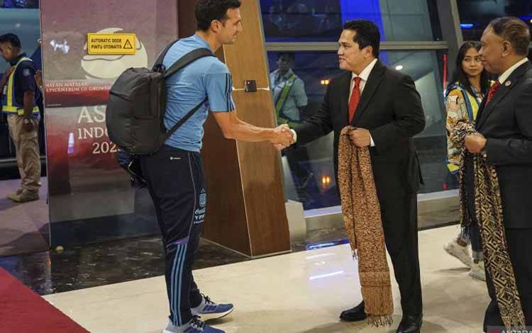 Ketum PSSI Erick Thohir (tengah) menyambut kedatangan Pelatih Timnas Argentina Lionel Scaloni setibanya di Bandara Soekarno Hatta, Tangerang, Banten, Jumat (16/6/2023). Timnas sepak bola Indonesia akan bertanding melawan Argentina dalam laga FIFA Matchday di Stadion Utama Gelora Bung Karno pada Senin (19/6/2023). ANTARA FOTO/Dhemas Reviyanto/rwa.